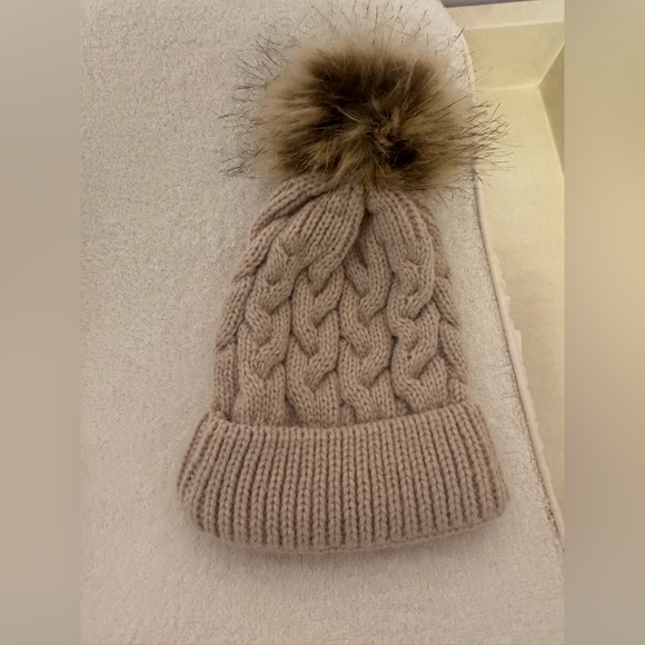 POM POM WINTER HAT NWOT - Picture 4 of 11